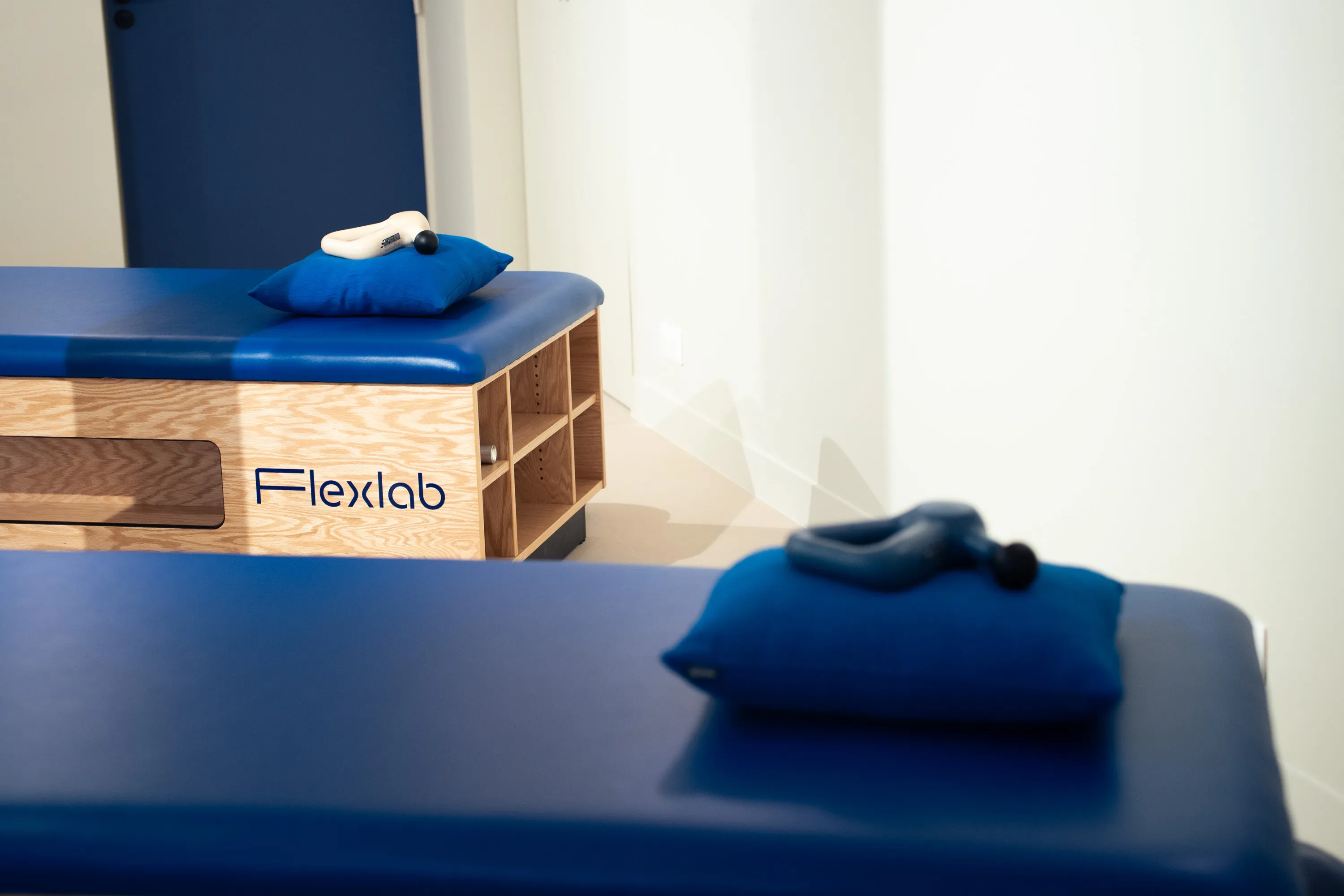 Deux tables de stretching du studio, prêtes pour la séance.